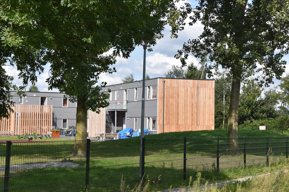 AZC Emmen, Woningen